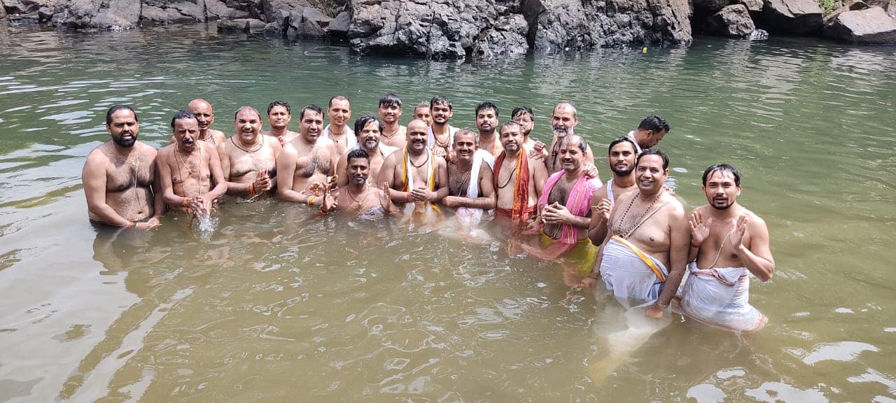 Pandit performing pooja